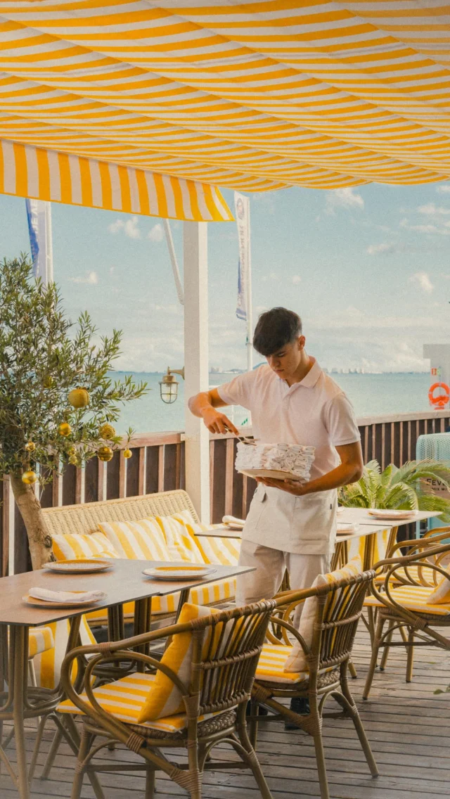 Increíble mes de Noviembre que hemos pasado en Armonía, en principio en otoño pero en nuestra terraza y con tu refrescante compañía nos ha sabido a puro verano. 
🤍💛🅰️🤍💛
Este mes tan especial de Diciembre también os esperamos, en nuestro horario habitual, con menús especiales para vuestras cenas y comidas de Navidad (echa un vistazo a nuestro feed).
☀️
