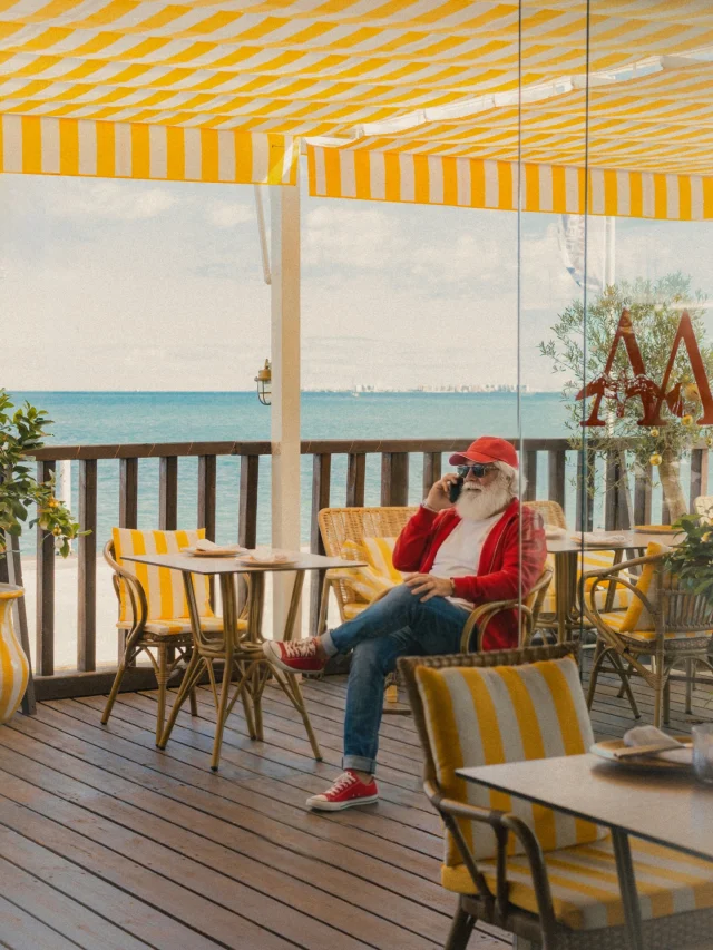 Que dice Santa que se está muy bien en Armonía. Le hemos pillado ya varias veces por aquí echándose un Spritz y claro, como dice que no tiene plan en Nochebuena, hemos montado uno en condiciones.
🅰️💛🤍
Un menú especial, de primera categoría, con Dj, tardeo, fiesta... por si Santa viene (o tú, que eso sí sería un regalo). 
Vente en Nochebuena a Armonía y pásala como nunca.
🎅🏻🍸
Más info y reservas en info@armoniabeachclub.com y por teléfono al 868150651 
Te esperamos!

ENG
Santa says he’s feeling right at home here at Armonía. We’ve already caught him a few times enjoying a Spritz, and since he claims he’s got no plans for Christmas Eve… we’ve decided to set up something worth his while.
🅰️💛🤍
A special, first-class menu, with a DJ, afternoon vibes, party… just in case Santa shows up (or you do—which would truly be the gift).
Join us on Christmas Eve at Armonía and make it a night to remember.
🎅🏻🍸
More info & bookings at info@armoniabeachclub.com or by phone at 868150651
We’re waiting for you!