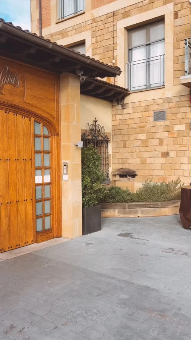Seguimos mejorando nuestra carta de vinos y estamos degustando los increíbles caldos de @luiscanas_bodegas para Armonía. 
Paisajes bellos que parecen filtrarse en el sabo a través de matices... estamos deseando que lo pruebes a la brisa del Mar Menor!