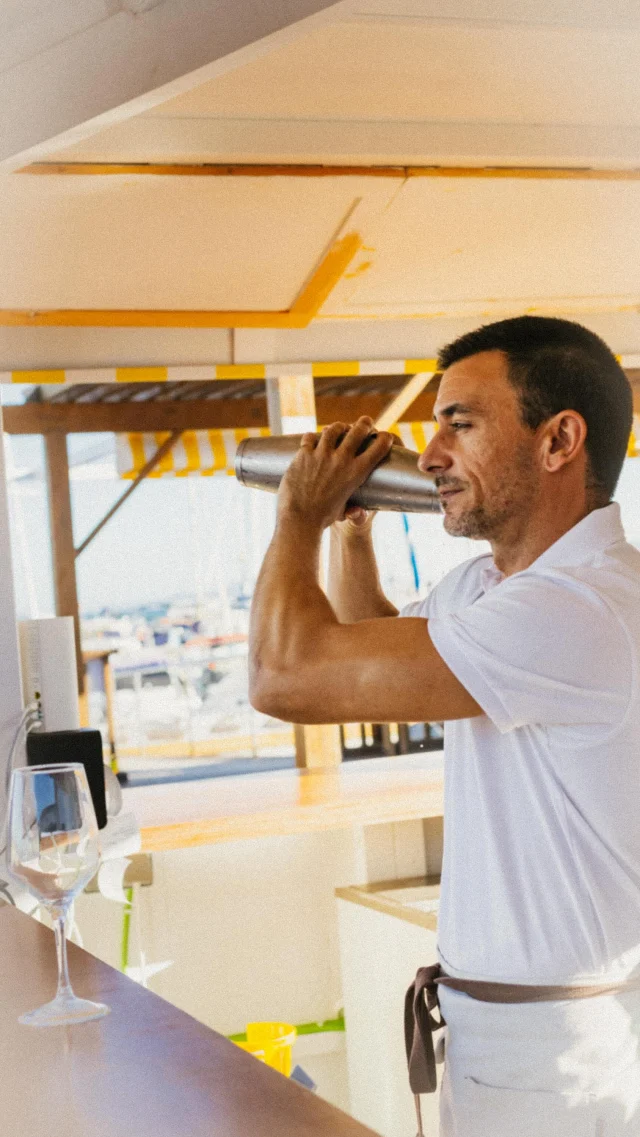 Si el agua del mar sobre el que estamos te sabe a poco, tenemos otras 'aguas' que saben a mucho. Ven a probarlas
💛🤍🅰️💛🤍
If the sea water we’re floating on isn’t enough for you, we’ve got other “waters” that offer much more. Come and taste them.
🥂