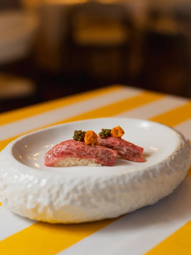 La marea trae novedades a Armonía Beach Club.

Estrenamos carta de sushi. Una selección cuidada, pensada pieza a pieza, donde cada bocado tiene personalidad propia. Cortes limpios, equilibrios precisos y una materia prima que habla por sí sola.

Nigiris que se deshacen, rolls con carácter, combinaciones que juegan entre lo sutil y lo sorprendente. Sushi sin artificios innecesarios. Producto, técnica y ese punto de creatividad que hace que quieras repetir.

Disponible de miércoles a domingo, en horario de cenas.
El plan perfecto para dejar que el mar marque el ritmo.

Nos vemos en la mesa.