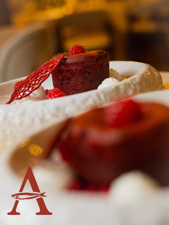Seguimos con novedades!
🍰
Estamos renovando nuestra carta de postres con algunas incorporaciones que se van a convertir en tu razón para dejar un huequecito tras un buen arroz. Os abrimos boca con estas imágenes como anticipo 
🤤🤭
We keep the nouveautés coming! 🍰

We’re refreshing our dessert menu with some new additions that are about to become your reason to save a little room after a good rice dish. Here’s a little preview to whet your appetite 🤤🤭