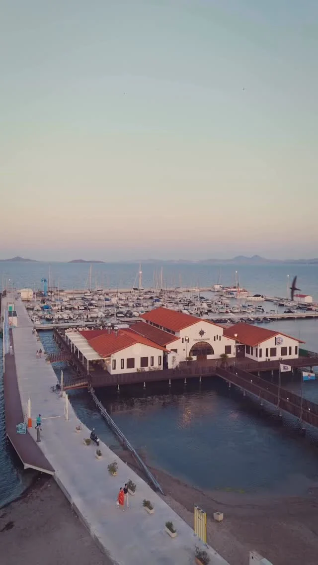 El atardecer se retrasa.
La magia, también.

Un poco más de luz sobre el Mar Menor,
justo a tiempo para alargar el momento antes de cenar.

Así se vive ahora en Armonía.
