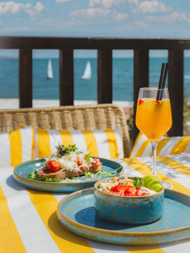 Brunch en Armonía, frente al mar.

Aquí no vienes a “cumplir” con un brunch. Vienes a alargar la mañana. A empezar con algo fresco, ligero, bien hecho… y terminar pidiendo otro cóctel sin mirar la hora. Opciones saludables que no renuncian al sabor, combinaciones que sorprenden sin complicarse y una mesa que invita a quedarse un poco más de lo previsto.

De 09:00h a 12:30h. Si el día empieza así, el resto viene solo.

💛🤍🅰️🤍

Brunch at Armonía, by the sea.

This isn’t a brunch you just tick off the list. It’s one you stretch out. You start with something fresh, light, well made… and end up ordering another cocktail without checking the time. Healthy options that don’t compromise on flavour, combinations that surprise without overcomplicating, and a table that makes you want to stay a little longer.

From 09:00h to 12:30h. When the day starts like this, everything else follows.
