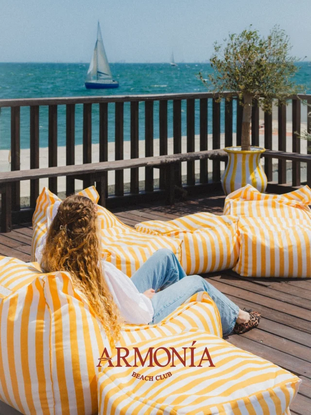 Madera crujiendo suavemente bajo los pies.
El sonido del agua justo debajo de la terraza.
Brisa marina entrando constantemente sin pedir permiso.
El Mar Menor abierto frente a la mesa.
Una comida que se convierte en sobremesa.
Mirar al horizonte sin motivo.
No querer irse todavía.

Armonía.

🌊☀️

Wood softly creaking beneath your feet.
The sound of the water just below the terrace.
Sea breeze moving through the space without asking permission.
The Mar Menor opening up in front of the table.
A lunch turning into hours without noticing.
Looking at the horizon for no reason.
Not wanting to leave yet.

Armonía.

#ArmoníaBeachClub #MarMenor #MediterraneanLifestyle #BeachClub #LosAlcázares