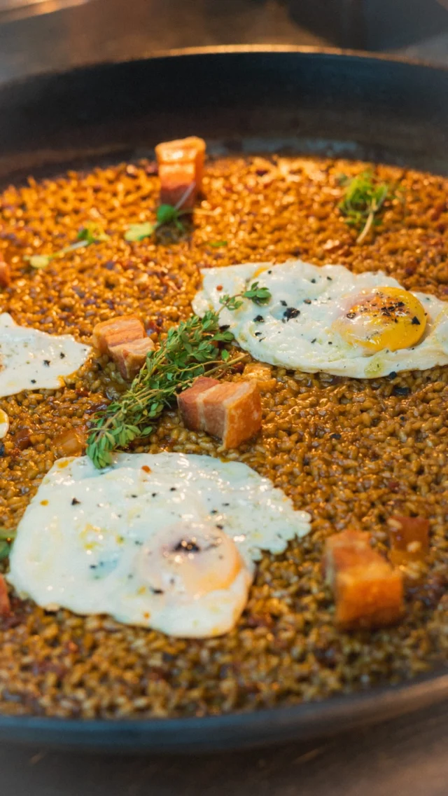 Cada arroz comienza mucho antes de llegar a la mesa.

Cada mañana preparamos con calma los fondos de nuestros Arroces sobre el Mar, elaborados con ingredientes locales y el tiempo que exige hacer las cosas bien. Un proceso largo y minucioso que cobra sentido en el primer bocado. 🌊🍚✨

🤍

Every rice dish begins long before it reaches the table.

Every morning we carefully prepare the broths for our Rice by the Sea, using the finest local ingredients and giving them all the time they deserve. A long and meticulous process that makes perfect sense from the very first bite. 🌊🍚✨

#ArmoniaBeachClub #ArrocesSobreElMar #GastronomiaMediterranea #LosAlcazares #MarMenor