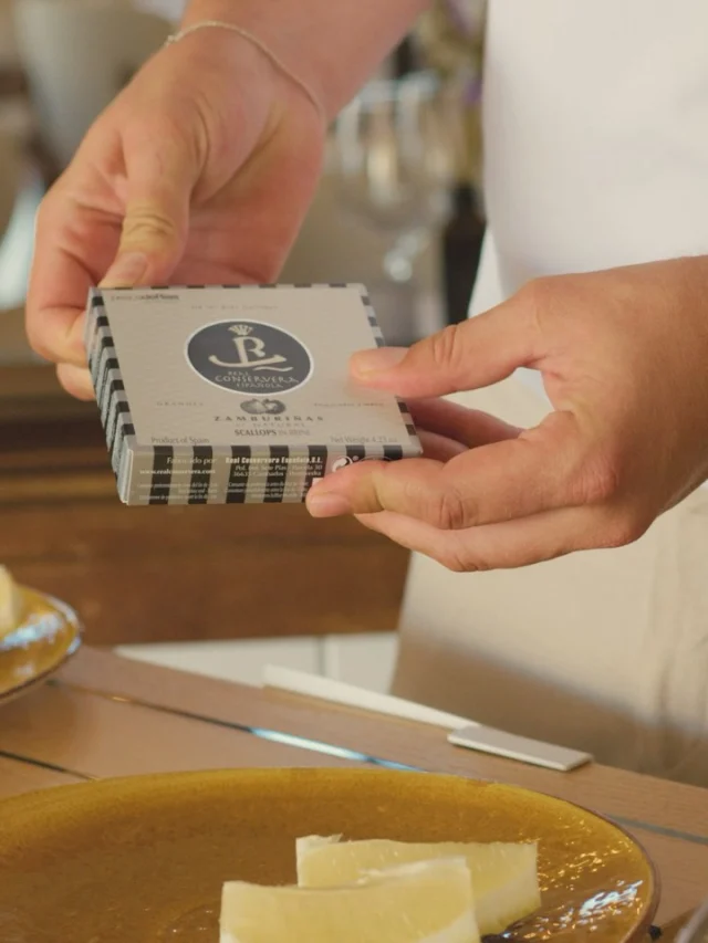 La mejor despensa del mar no siempre llega en un plato.

A nuestra carta se suma una cuidada selección de Real Conservera Española, auténticas joyas gastronómicas elaboradas de forma artesanal en Galicia. Ingredientes frescos de km 0, capturados exclusivamente en campaña y tratados a mano para conservar intacto todo su sabor.

Piezas limitadas, irrepetibles y con una personalidad que habla por sí sola. Porque frente al mar, el lujo también puede abrirse con un sencillo gesto.
@realconservera 

🌊✨

The finest treasures of the sea don't always arrive on a plate.

Our menu now features a curated selection of Real Conservera Española, handcrafted Galician preserves made with fresh local ingredients, caught only during their natural season and carefully prepared by hand to preserve their exceptional flavour.

Limited, unique and truly gourmet pieces. Because by the sea, luxury can be as simple as opening something extraordinary.

#ArmoniaBeachClub #RealConserveraEspañola #GourmetExperience #MediterraneanLifestyle SeafoodLovers