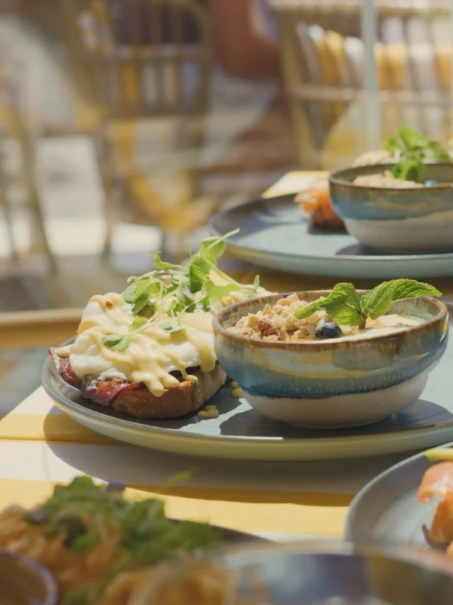 El brunch tiene otra perspectiva cuando el mar está delante. 🌊

El sol, una mesa bien puesta, algo rico para compartir y una carta que invita a quedarse un rato más.

En Armonía, el brunch se disfruta sin prisa y con muchas formas de hacerlo tuyo: bowls, tostadas, huevos, dulces, café, smoothies o cocktails. 🍹

Brunch · 09:00–12:30 h

Elige lo que te apetezca. El escenario ya lo tenemos.

🌊

Brunch has a different perspective when the sea is right in front of you.

Sunshine, a beautifully set table, something delicious to share and a menu that makes you want to stay a little longer.

At Armonía, brunch is all about taking your time and making it your own: bowls, toasts, eggs, sweet treats, coffee, smoothies or cocktails. 🍹

Brunch · 09:00–12:30 h

You choose what you're in the mood for. We've got the view covered.

#ArmoniaBeachClub #BrunchMurcia #MarMenor #BrunchTime #MediterraneanMood